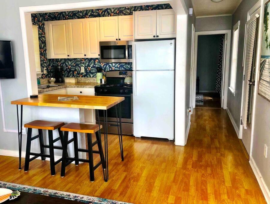 Steps To Beach & Downtown! Cozy Beach Bungalow #1 レイク・ワース エクステリア 写真