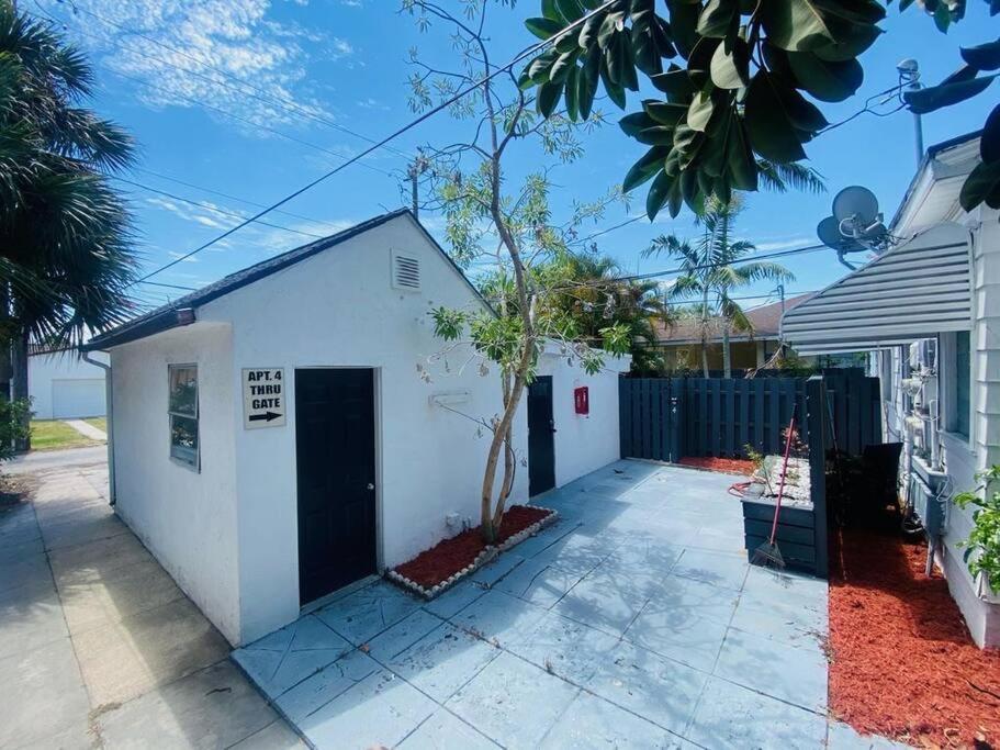 Steps To Beach & Downtown! Cozy Beach Bungalow #1 レイク・ワース エクステリア 写真