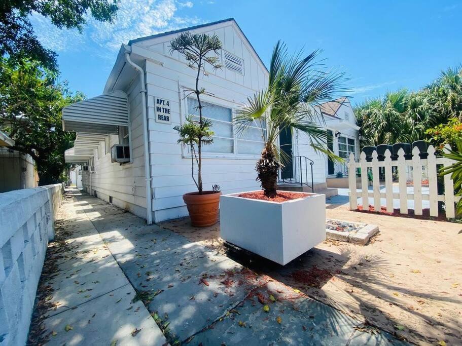 Steps To Beach & Downtown! Cozy Beach Bungalow #1 レイク・ワース エクステリア 写真